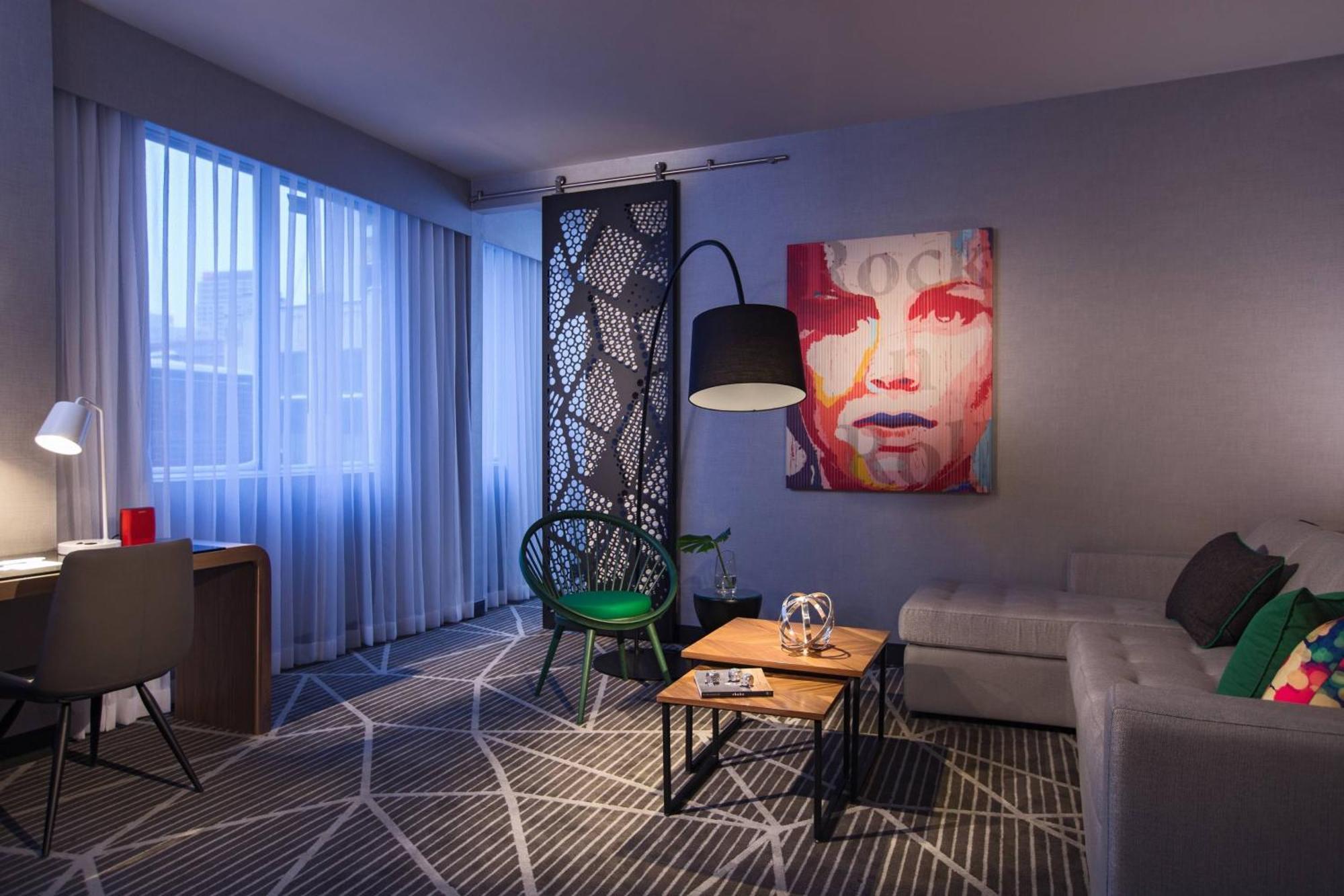 Renaissance Montreal Downtown Hotel Bagian luar foto