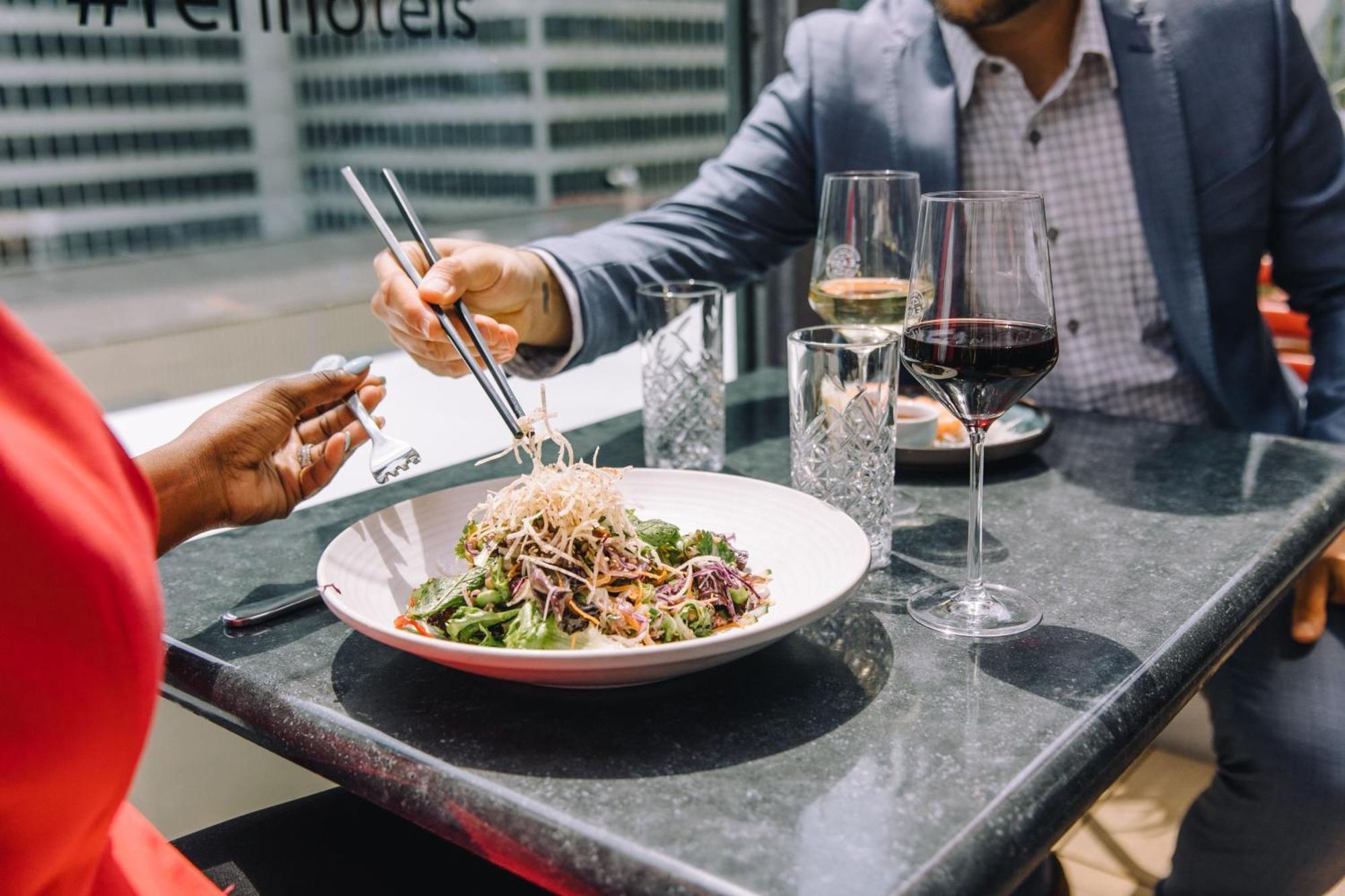 Renaissance Montreal Downtown Hotel Bagian luar foto